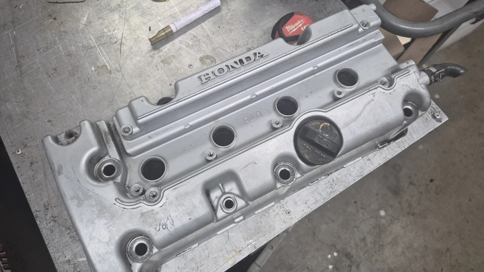 Cubierta de válvula de motor Honda CR-V 2010-2014 2,4 L usada OEM 12310-R40-A00 Foto 2 de 4