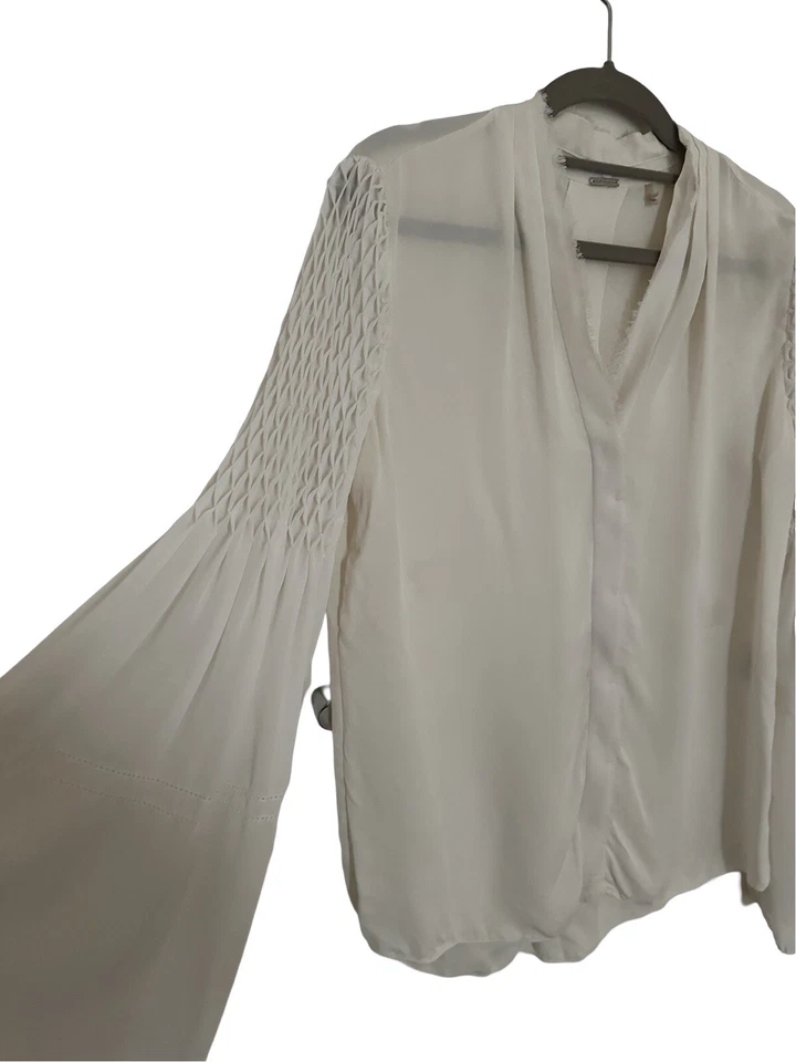 Blusa ELLIE TAHARI Talla Pequeña Marfil Seda Dobladillo Crudo Camisa Cuello en V Botones Ocultos Foto 2 de 4
