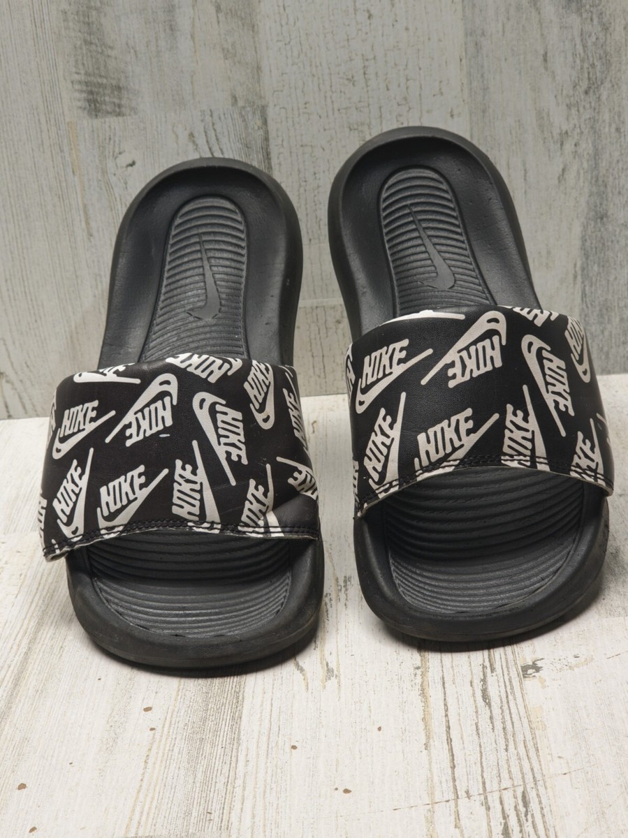 【NIKE】Victori One メンズスライド 7色 Nike Victori One Men's Slides Size 7 Black / White AOP Print