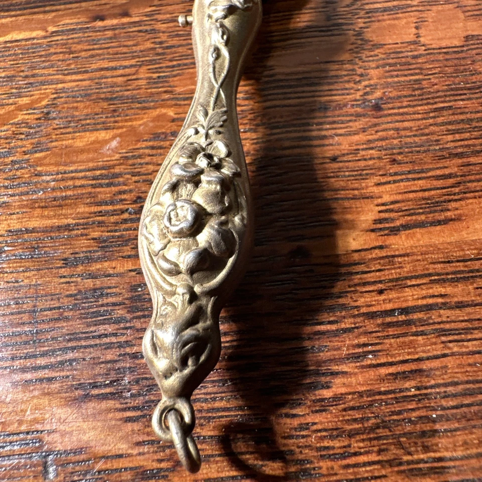 Antigua lorgnette Art Nouveau de plata de ley con motivo femenino en relieve Foto 4 de 4