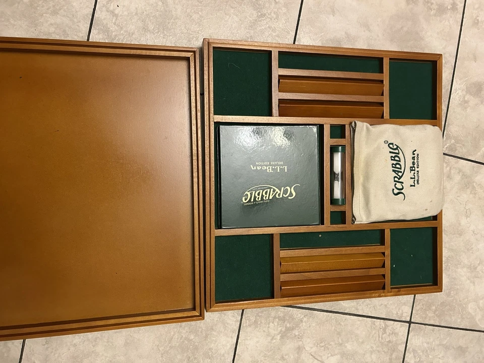 2008 Scrabble L. L. Bean Deluxe Edition caixa de tábua rotativa madeira  - Imagem 3 de 3