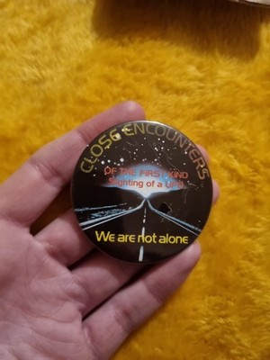 Vintage Blech Close Encounters Pin Anstecker