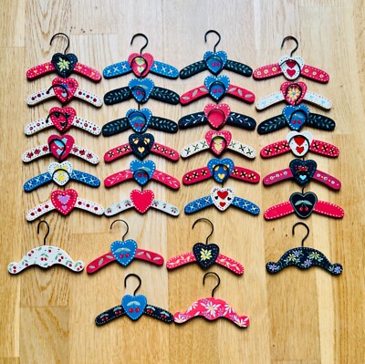 30 x BABY SPIELZEUG KLEINER HOLZBÜGEL HANDBEMALT AUS USA TEDDY KLEIDUNG