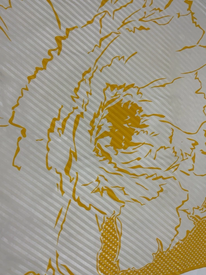 Bufanda para mujer Valentino todo amarillo de seda con patrón de flores en muy buena condición Foto 2 de 4