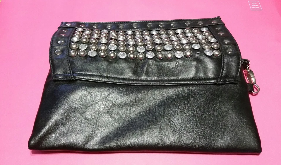 Bolso de mano para mujer de cuero negro con tachuelas y diamantes con joyas Foto 4 de 4