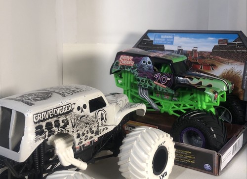 Monster Jam 40th Anniversary Grave Digger 2024 Series 20 & White Maßstab 1:24