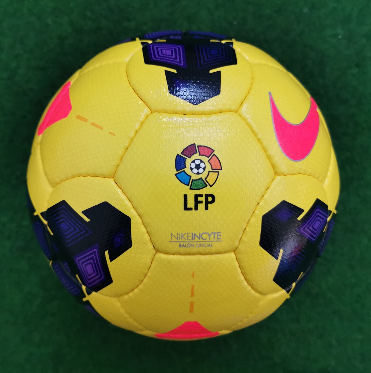 サッカーボール NIKE FIFA INCYTE OFFICIAL MATCH BALL s-l400.jpg