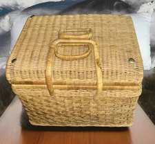 Vtg Picnic Wicker Basket/ Folding Handles. Places For Silverware, Plates