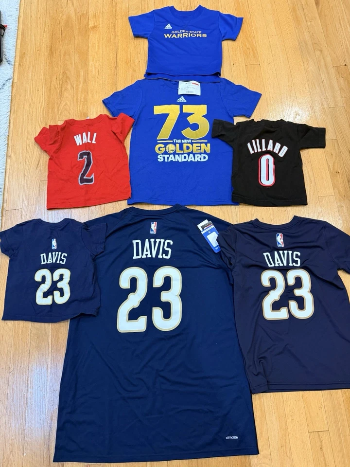 Lote de 7 Camisas NBA Adidas - 4 Tamanho 2T, 2 Meninos Pequenos, 1 Masculino Extra Grande Warriors, Pelicans - Imagem 2 de 3