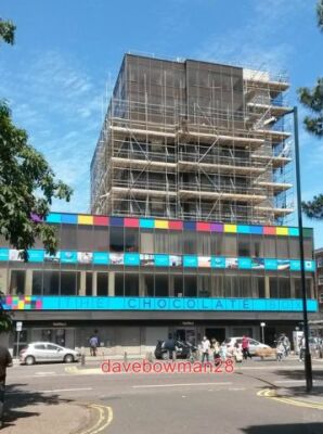 FOTO BOURNEMOUTH: DIE SCHOKOLADENSCHACHTEL DER TITEL ERINNERT VIELLEICHT AN EIN IDYLLISCHES THA