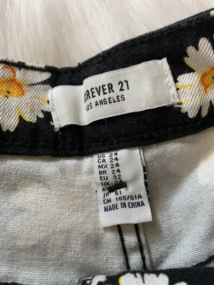 Pantalones Cortos Forever 21 Floral Negro Margarita Talla Pequeña/24” Foto 2 de 3