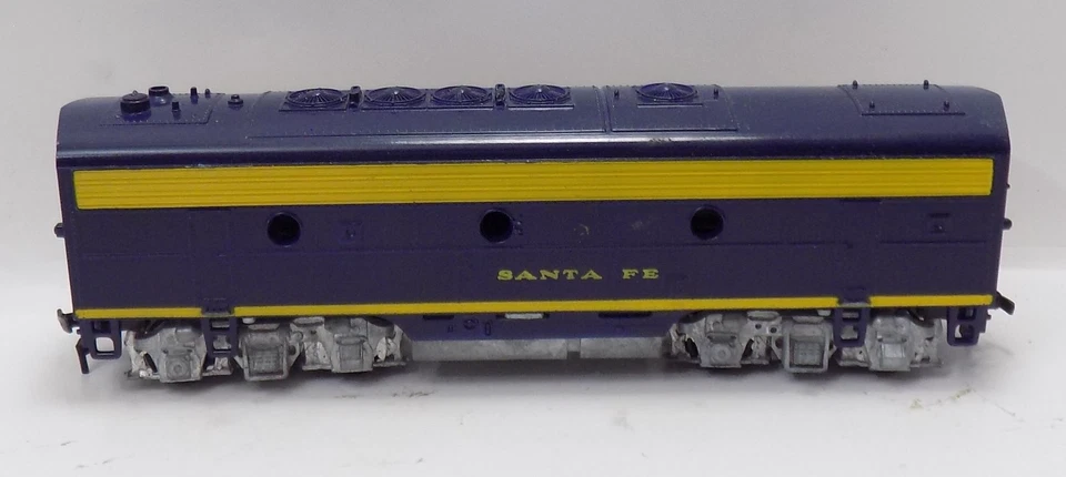 HO / UNBRANDED / DIESEL / UNIT 2 / POWER CAR / SANTA FE / METAL CHASSIS & TRUCKS - Image 3 of 4