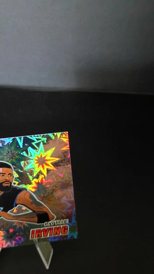 2024-25 PANINI REVOLUTION KYRIE IRVING KABOOM DALLAS MAVERICKS Foto 2 de 4