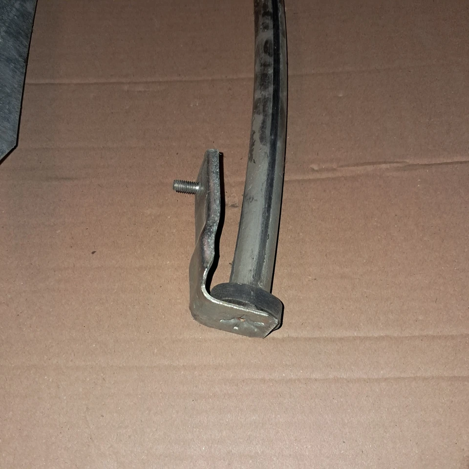 84-89 Lincoln Mark VII DRIVER LH направляющие для передних дверей окон  - Изображение 2 из 4