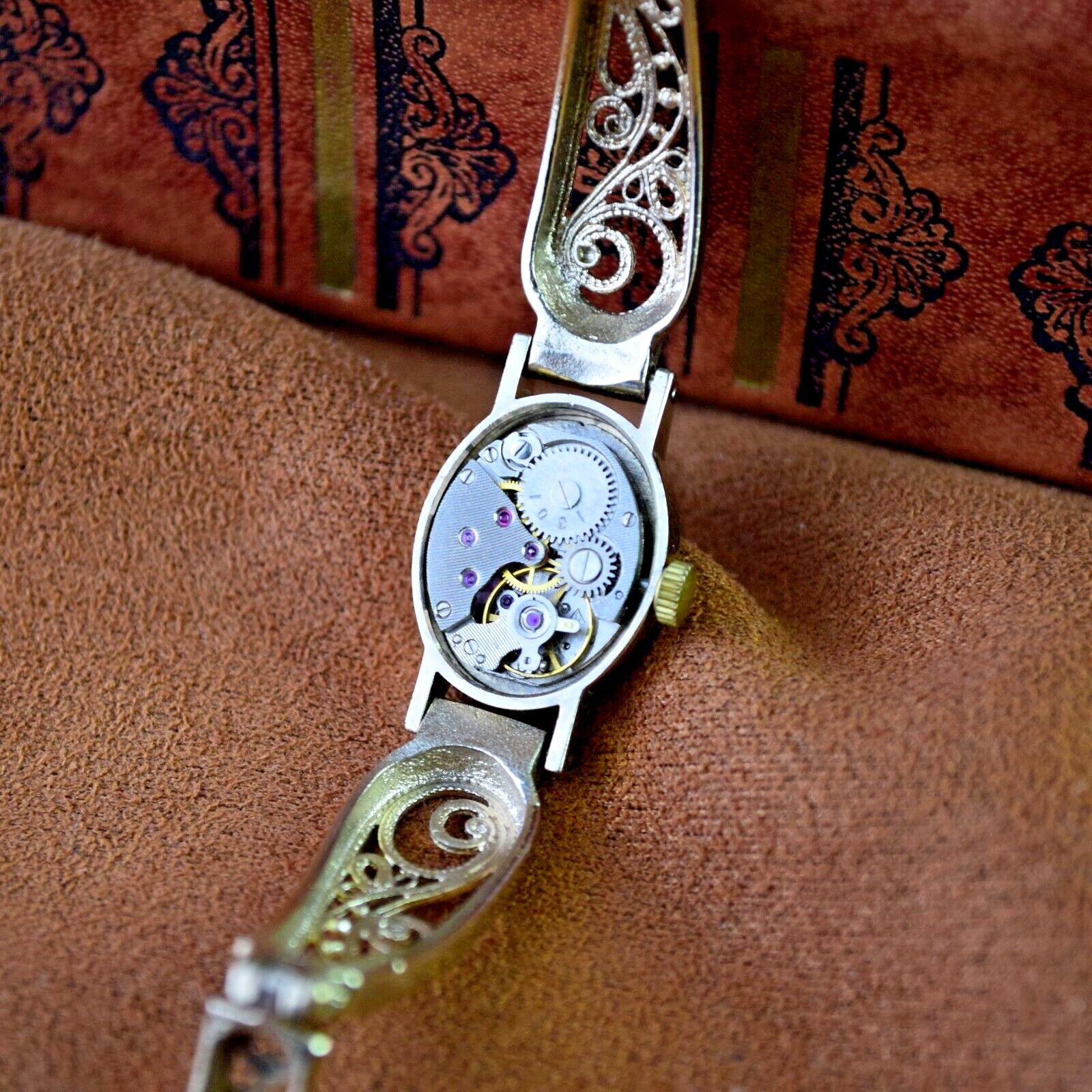 Vintage Women's Watch Chaika Soviet Ladies Wrist Watch 17 Jewels Serviced