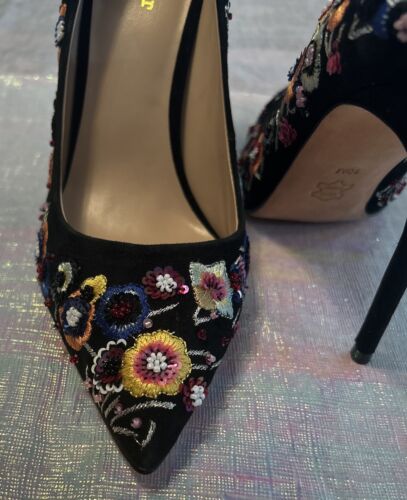 Nicole Miller Artelier bestickte Absätze aus schwarzem Wildleder mit Blumenmuster 4"" Größe 10 - Bild 5 von 9