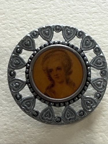 Antiker Knopf ~ großer Metallknopf mit Lithographie Frau & Herzrand - Bild 1 von 2