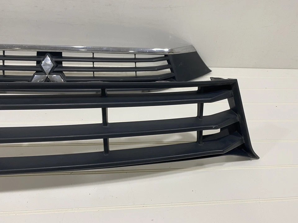 Parrillas de parachoques delanteras deportivas Mitsubishi Outlander 2016-2017 OEM Foto 3 de 4