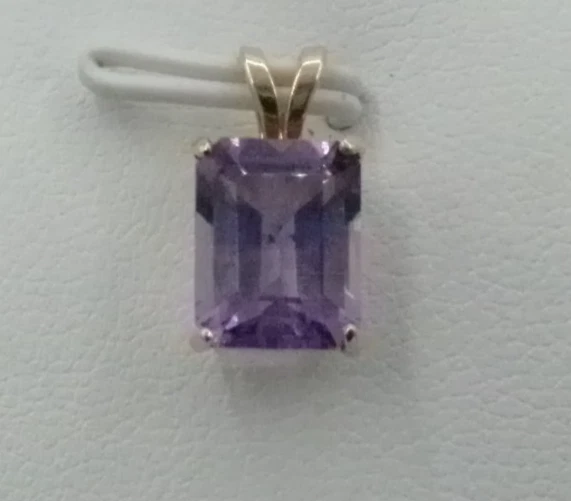 Colgante de piedras preciosas amatista púrpura corte esmeralda oro amarillo 14K firmado por MEI Foto 2 de 4