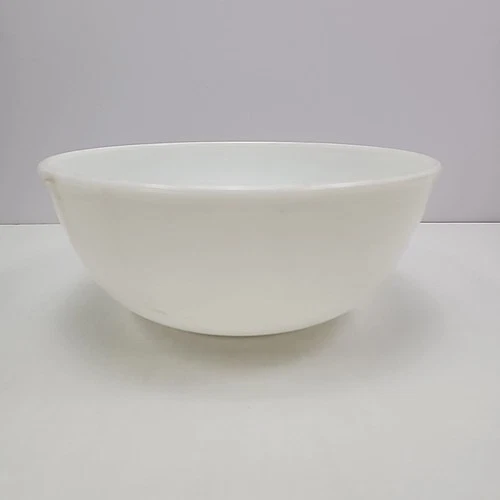 Vintage PYREX 404 mixing nesting bowl white. 4 quart (non marked)