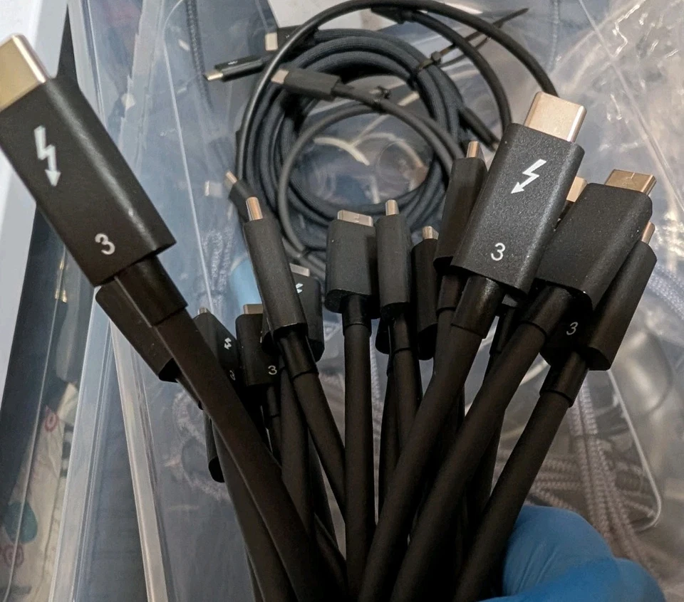 Thunderbolt 3 Cable 0.7M supports 100W charging and 40Gbps speeds - Image 4 of 4