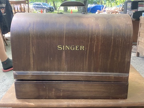 Vintage Singer Sewing Machine 1952 - Picture 3 of 7