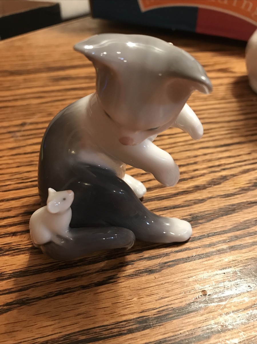 Lladro Porcelain Cat & Mouse #5236 Cat With A Mouse On Tail