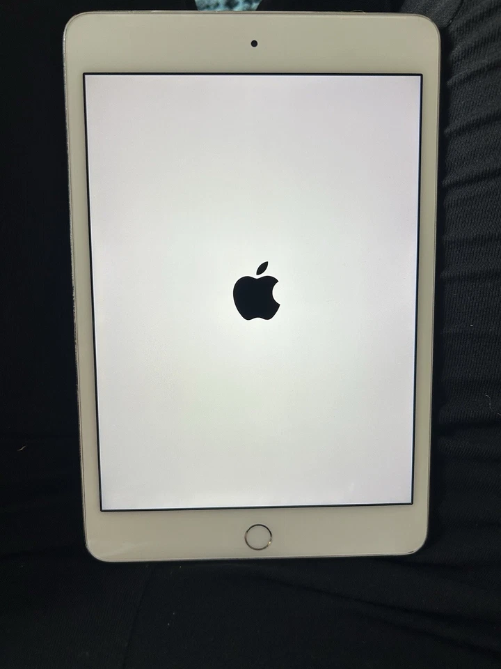 Apple iPad Mini 4th Gen. 16GB, Wi-Fi, 9.7in - White - Image 2 of 4