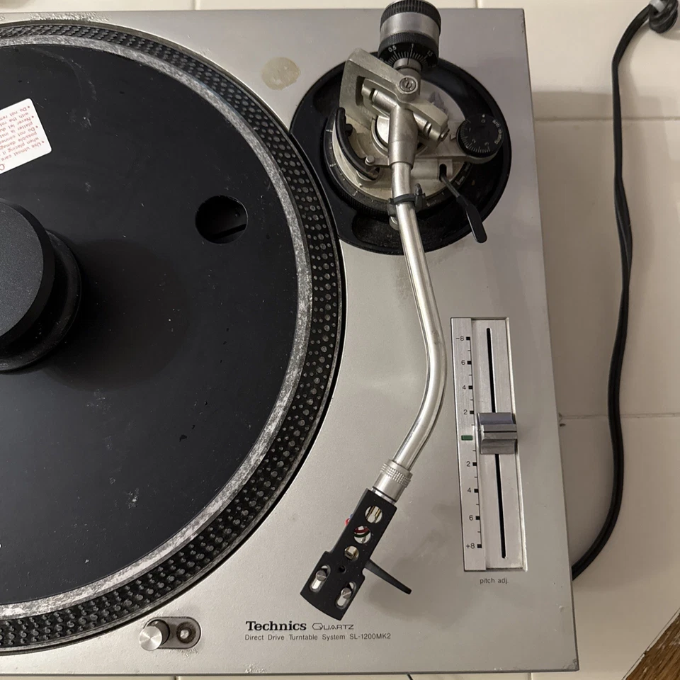 Sistema de plato giratorio Technics SL-1200MK2 de accionamiento directo, plateado Foto 3 de 4