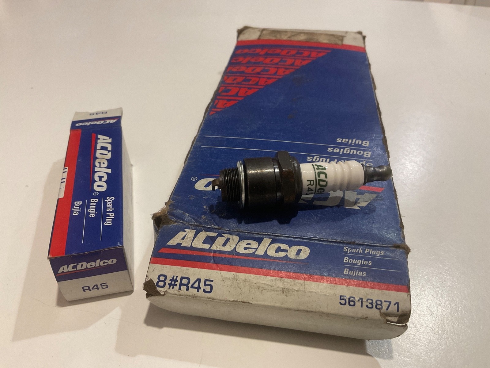 NEW GENUINE GM ACDelco Spark Plugs R45 Set Of 8