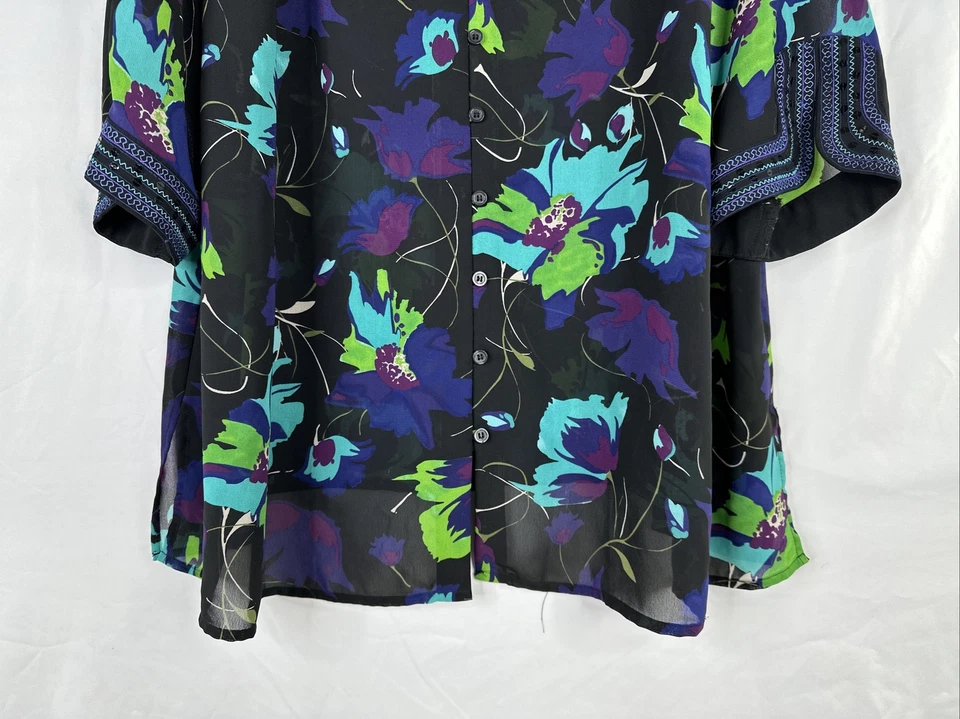 Top túnica con botones Maggie Barnes para mujer talla grande 2X bohemio con lentejuelas florales Foto 4 de 4