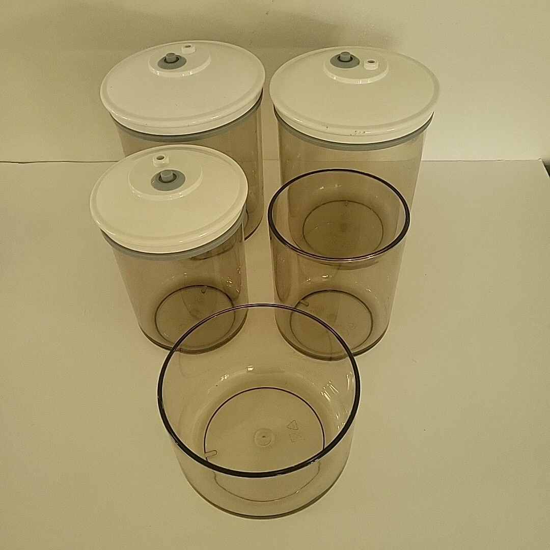 FoodSaver Snail containers - 2 K124 (50 oz) 2 lids, 2 K114 (25 oz) only one lid