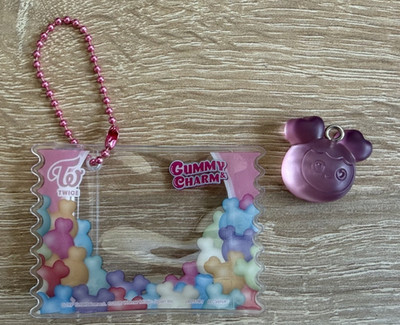 TWICE LOVELYS Gummy Charm - Version Movely/Momo