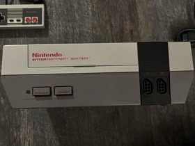 Nintendo Entertainment System (NES-001) Console Bundle Zapper + Controller