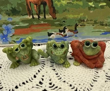 Sprogz Frogs Figurines Hopping Mad Bull Frog Sweater Vintage Lot of 3