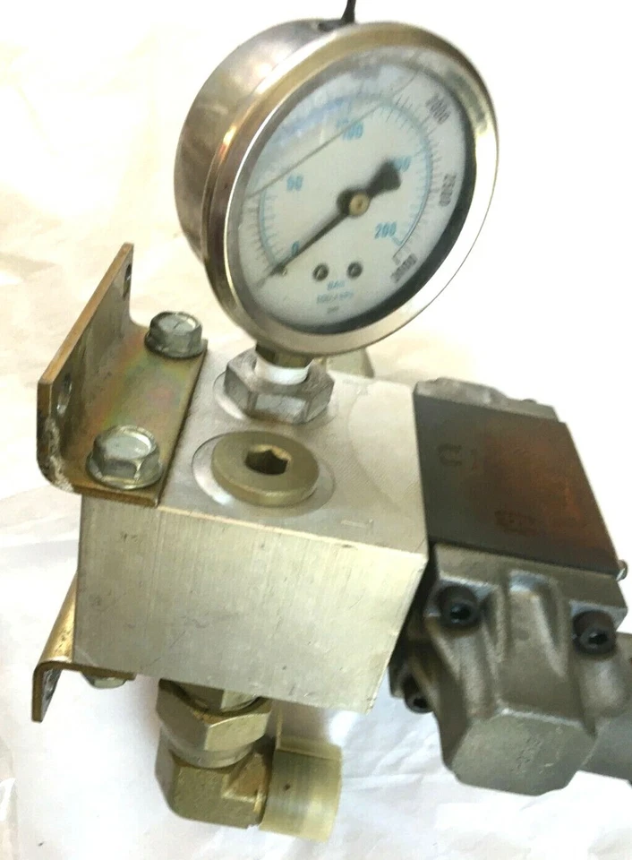 Válvula y manómetro hidráulicos Nachi 7 x 0 DMA-G01-C6-E20 Funcionando Foto 2 de 4