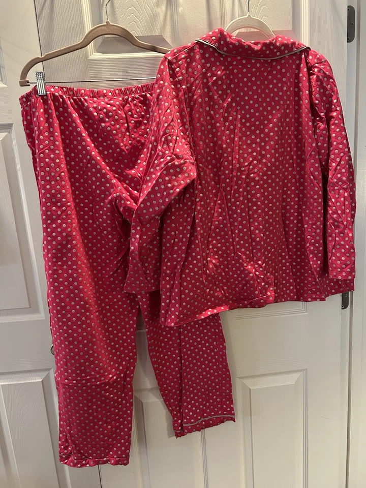 CACIQUE ~ (18-20) 2XL ~1 Bolsillo ~ Rojo con Puntos Plateados ~ Juego de Pijama de 2 Piezas ~ En muy buena condición ~ Foto 4 de 4