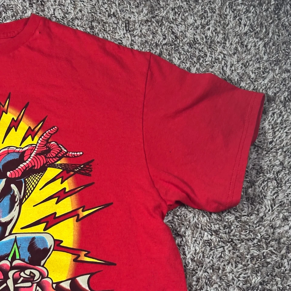 Camiseta Marvel Vermelha Inspirada em Ed Hardy Tattoo Spiderman Tamanho Grande 21x27 - Imagem 3 de 4