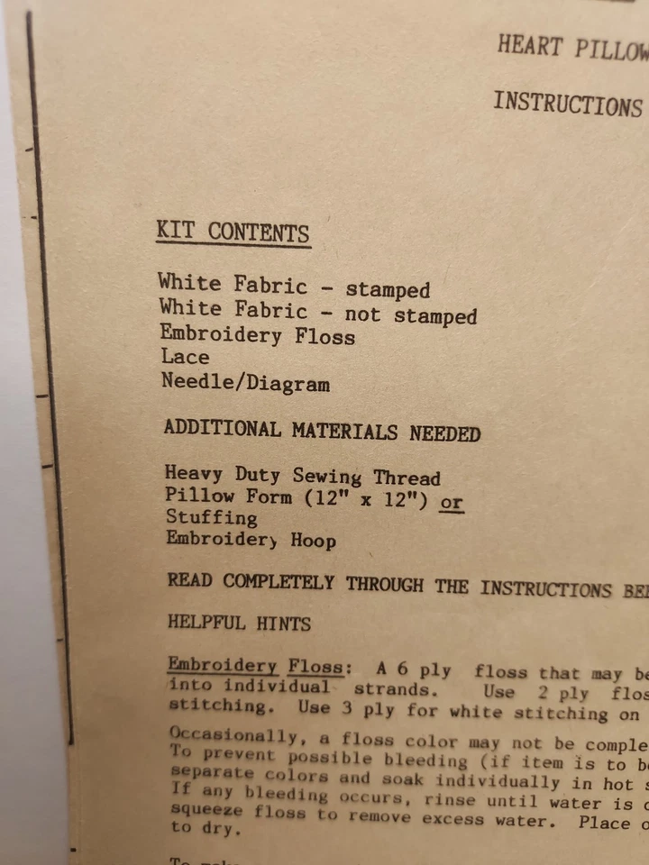 Kit de punto de cruz estampado silueta almohada corazón patrón floral casa de campo de colección Foto 3 de 4