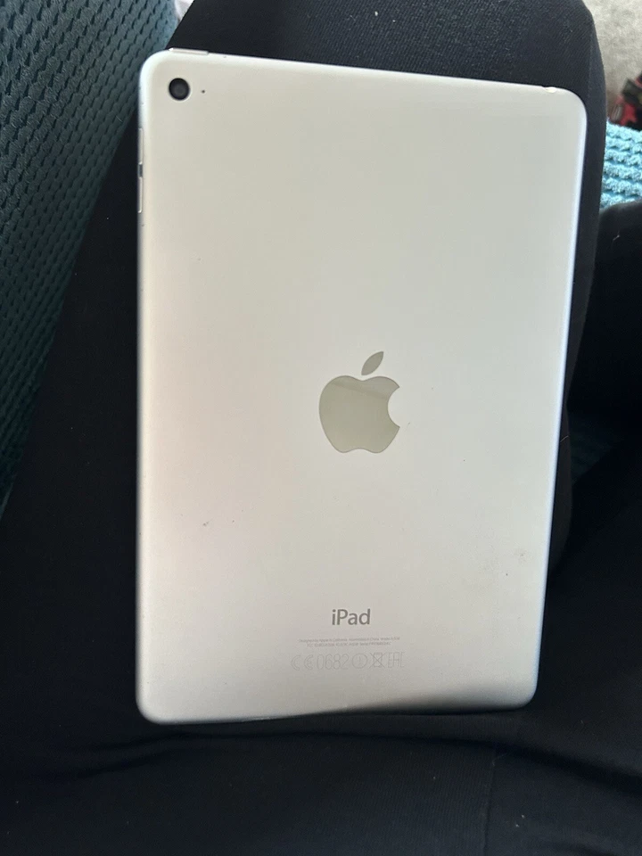 Apple iPad Mini 4th Gen. 16GB, Wi-Fi, 9.7in - White - Image 3 of 4