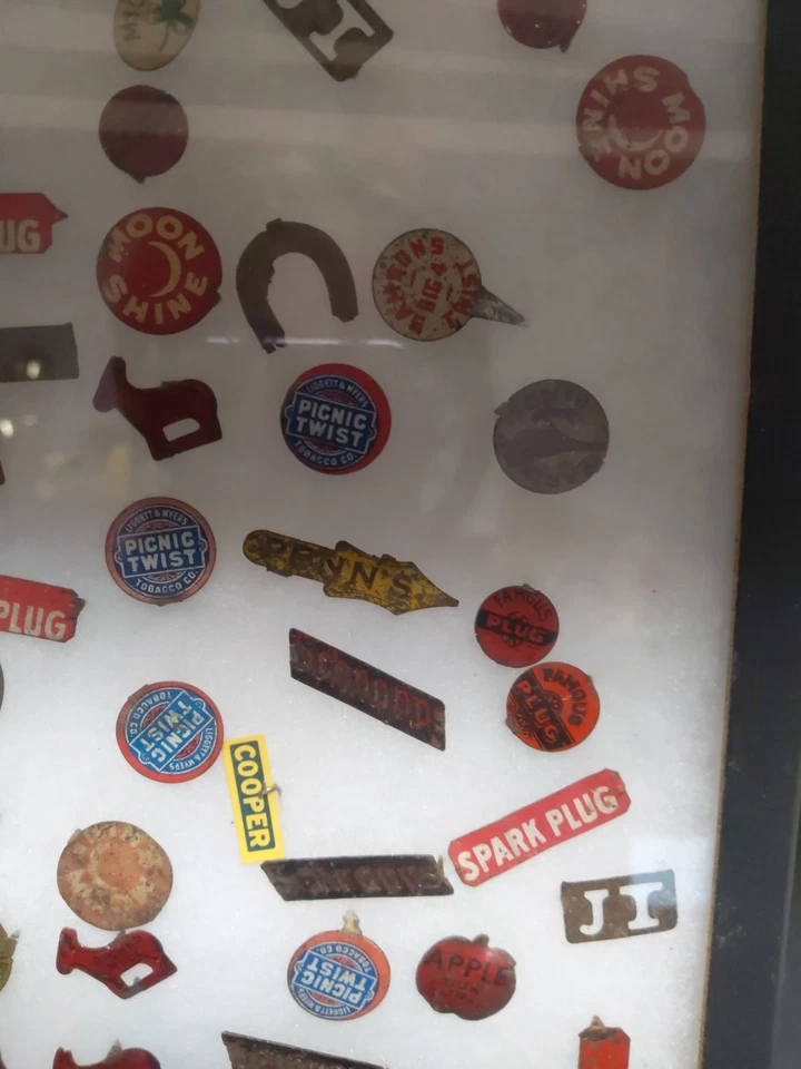 1890s 1900s Antique Tobacco Tin Charms Pins Vintage 57 Rare Pins  Foto 4 de 4