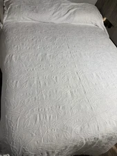 Mohawk Home Queen Bedspread White Fringed Edge Rounded Corners 100% Cotton USA