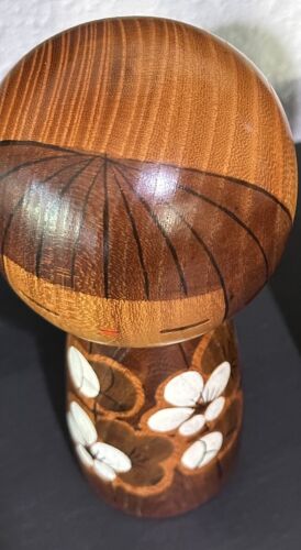 Muñeca KOKESHI creativa japonesa de colección adorable por KATO MASAMI madera pintada a mano - Imagen 2 de 8