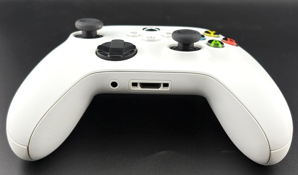 Official Xbox Series X & S Wireless Controller - Robot white - Image 2 of 4