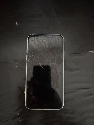 Broken Apple I Phone XR White