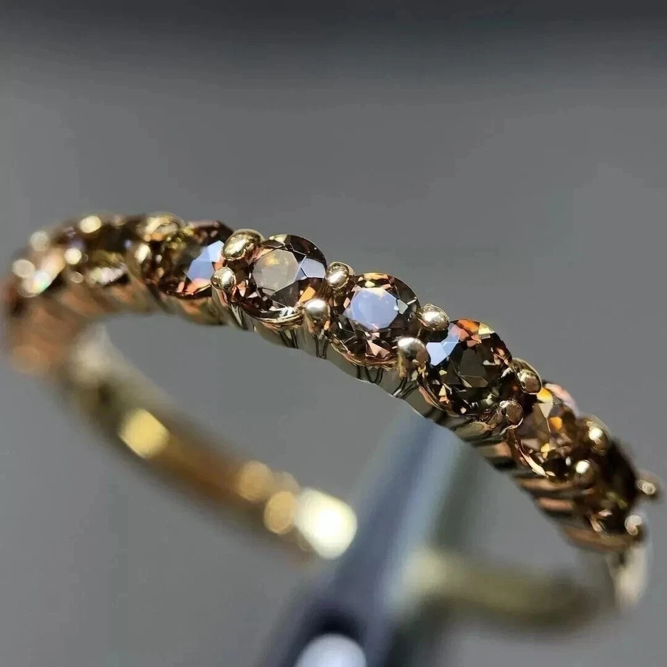 Alianza de diamantes de chocolate de corte redondo de 2 quilates con acabado de oro amarillo de 14 quilates Foto 4 de 4