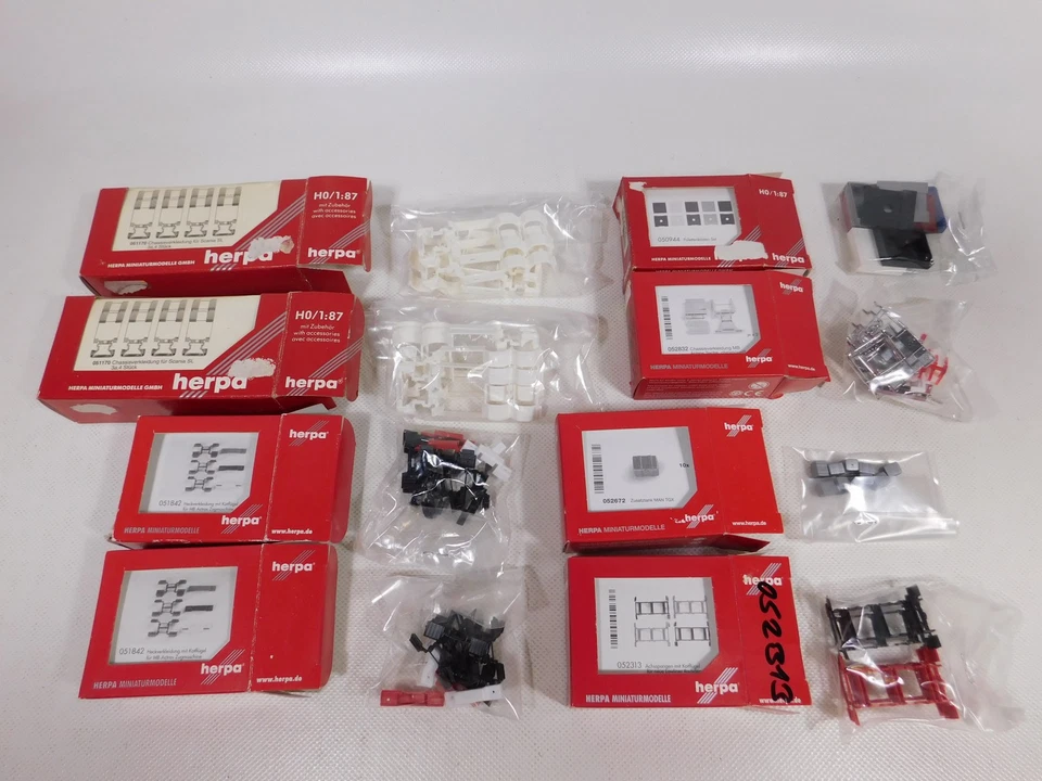 13x Herpa H0 1:87 Pacco per Autocarro Parafango Serbatoio Telaio ecc Mint + Box - Immagine 2 di 3