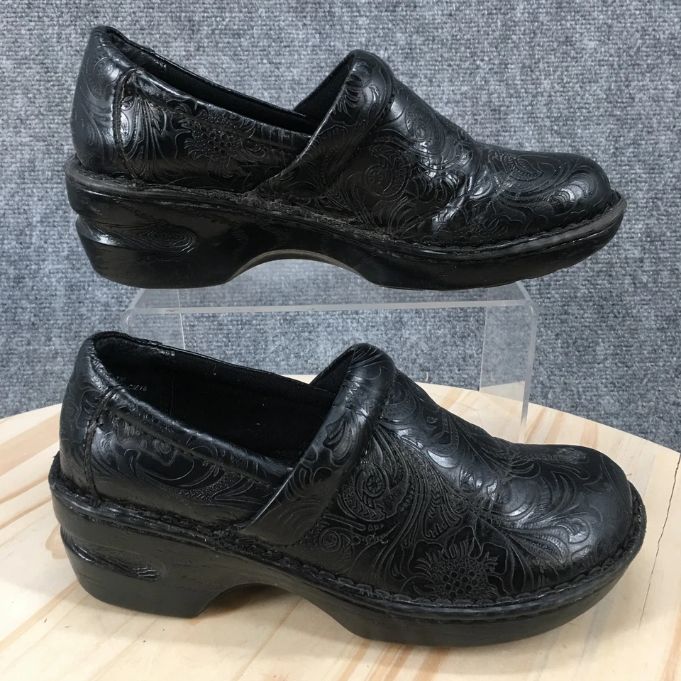 Zapatos Born Concept para mujer 7 M Peggy Tooled zuecos negros imitación cuero tacón de cuña Foto 2 de 4