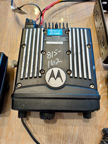 Motorola XTL1500 radio with mic, speaker, bracket and power cables - Zdjęcie 3 z 9