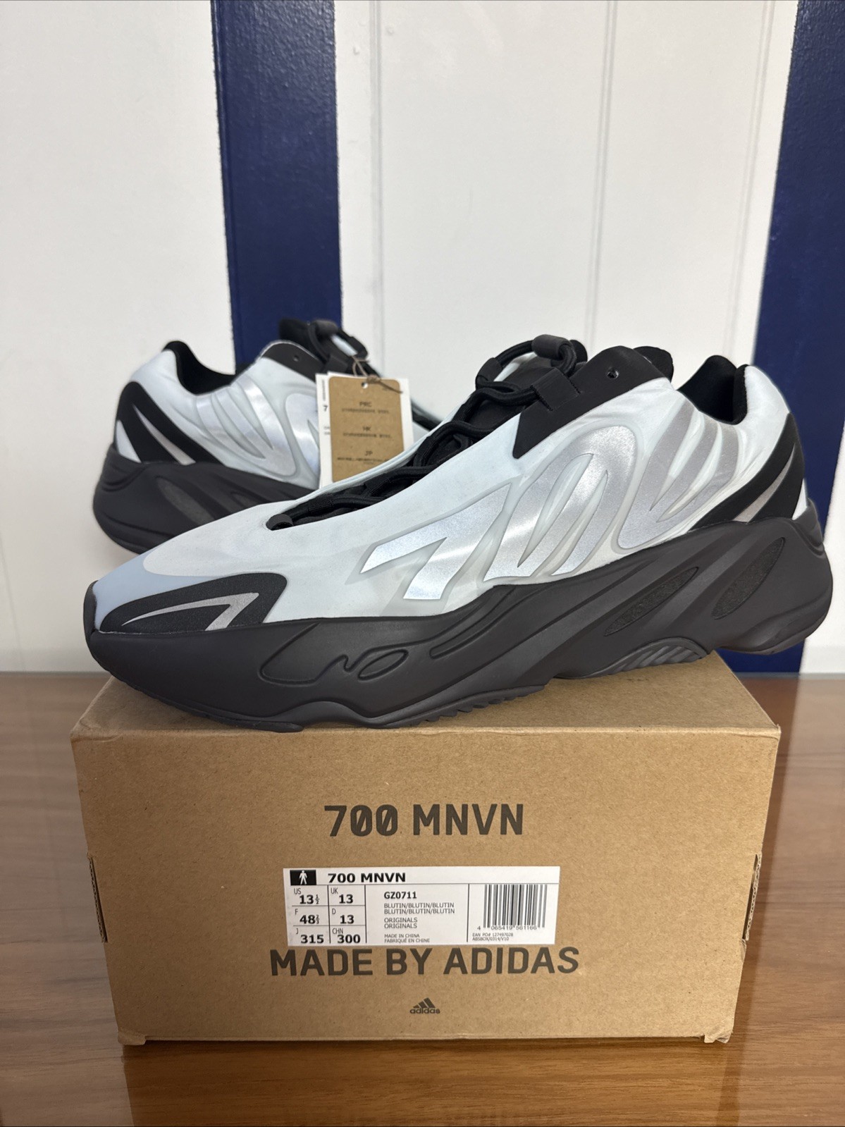 SAOLA Taglia 13 1 2 Adidas Yeezy Boost 700 MNVN Tinta Blu GZ0711 NUOVE con scatola